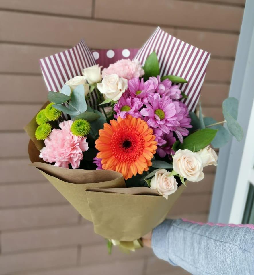 Букет цветов из: Розы, Хризантемы, Гвоздики и Герберы в Михайловке Приморский край