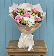 Букет цветов из:  Гвоздики, Орхидеи и Розы в Михайловке Приморский край