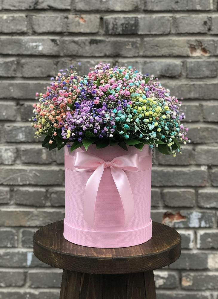 Цветочная композиция из Гипсофила и Розы в шляпной коробке в Михайловке Приморский край