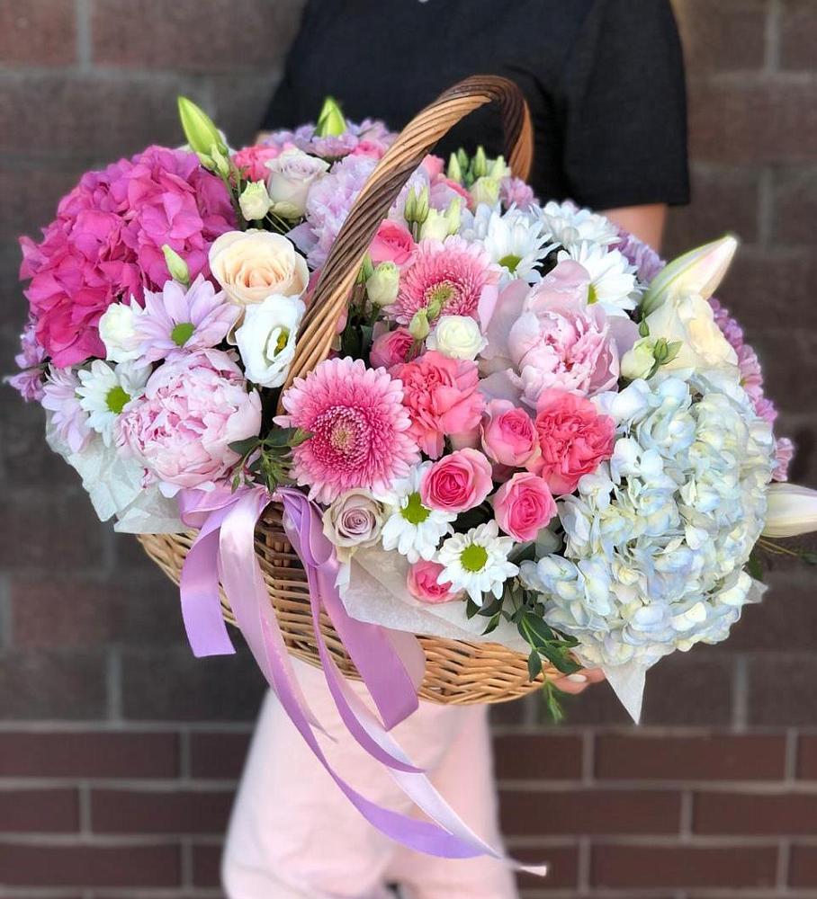 Цветочная композиция из Розы, Хризантемы, Пионы и Лизиантусы в корзине в Михайловке Приморский край