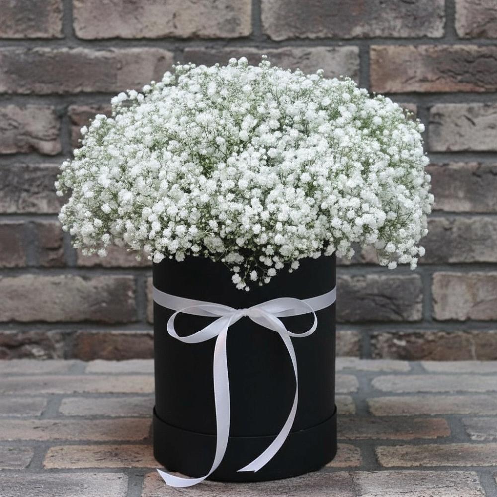 Цветочная композиция из Гипсофила в шляпной коробке в Михайловке Приморский край