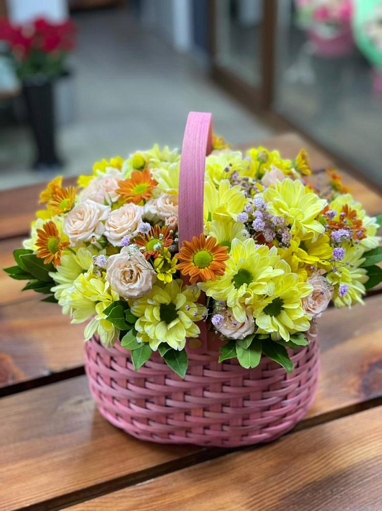 Цветочная композиция из Хризантемы и Розы в корзине в Михайловке Приморский край