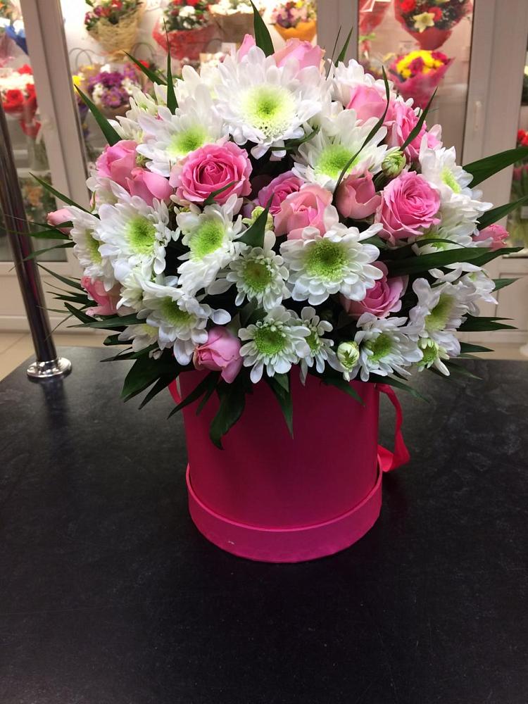 Цветочная композиция из Розы и Хризантемы в шляпной коробке в Михайловке Приморский край