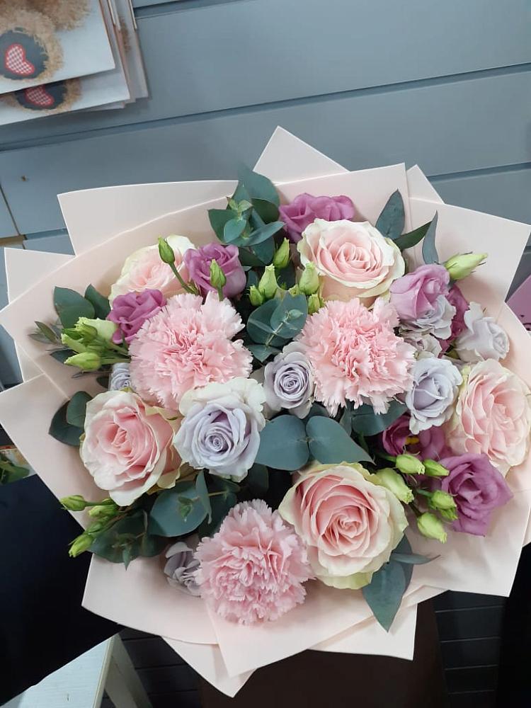 Букет цветов из: Розы, Гвоздики и Лизиантусы в Михайловке Приморский край